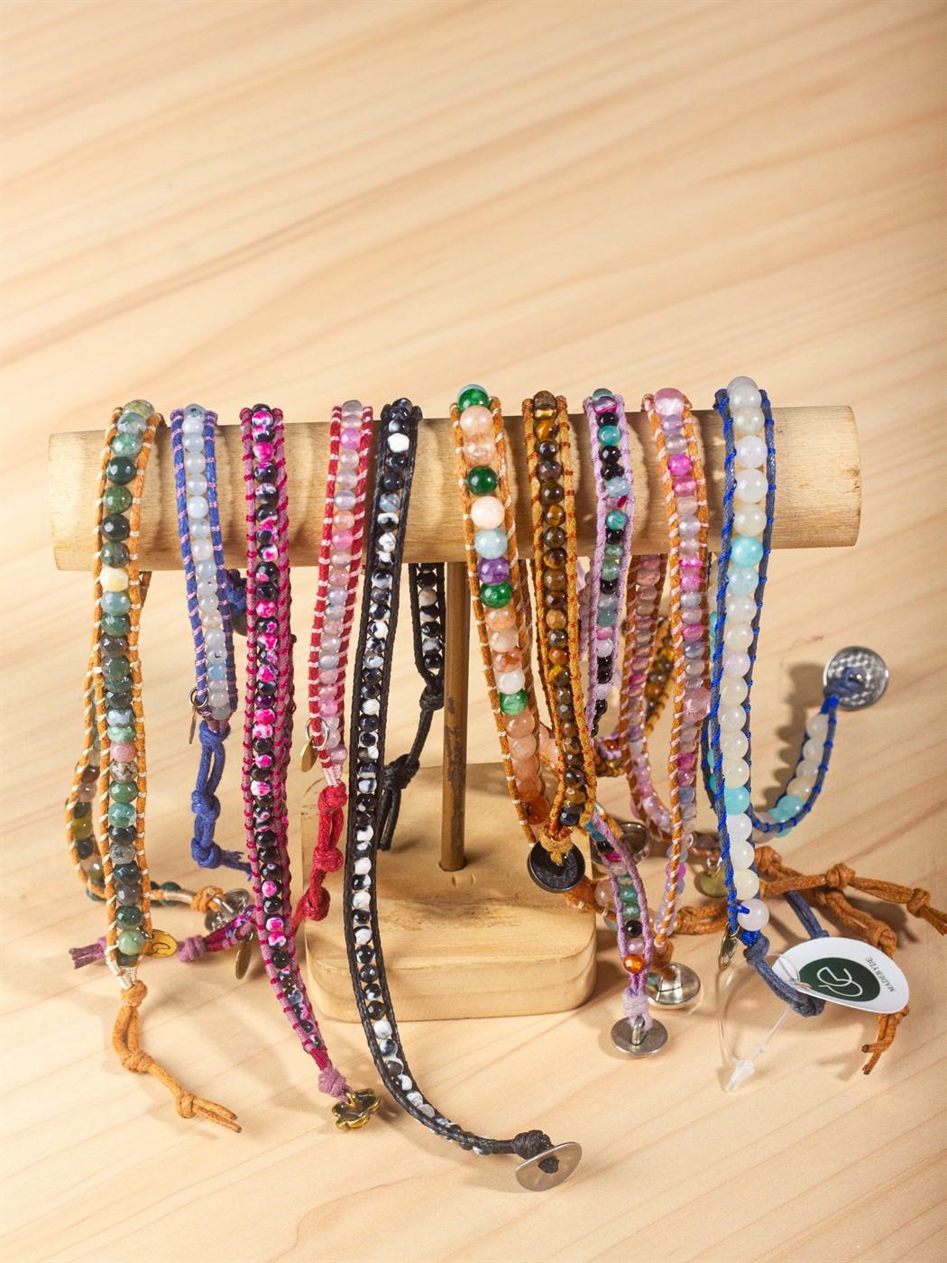 Koleksi gelang lilit batu agate pada display kayu dengan label MADEBYDE.
